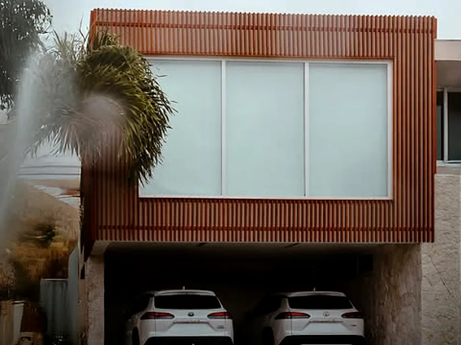 Fachada com painéis ripados e esquadrias instaladas pela Líder